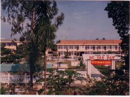 Toàn cảnh Trường tiểu học Bế Văn Đàn năm học 1995-1996